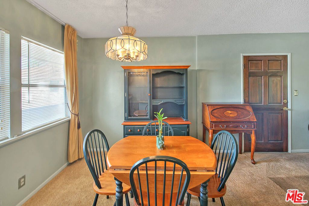 Image 6 of property listing at 5815 Bowcroft Street 4, Los Angeles, CA 90016