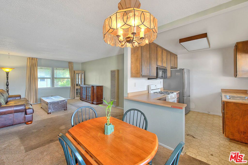 Image 8 of property listing at 5815 Bowcroft Street 4, Los Angeles, CA 90016