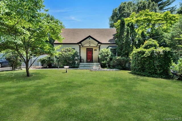 38 E Lyons Street, Melville, NY 11747