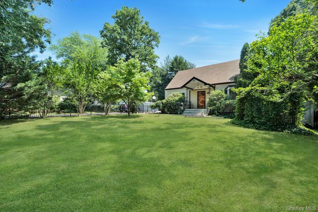 38 E Lyons Street, Melville, NY 11747