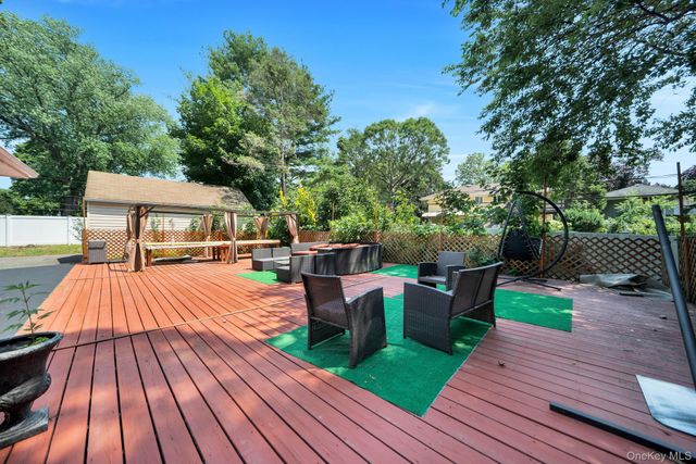 38 E Lyons Street, Melville, NY 11747