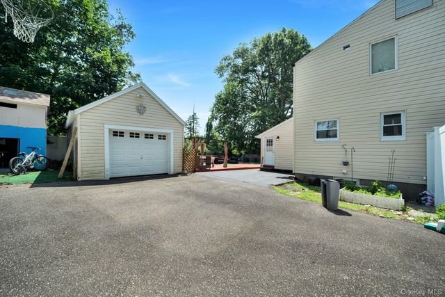 38 E Lyons Street, Melville, NY 11747