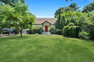38 E Lyons Street, Melville, NY 11747