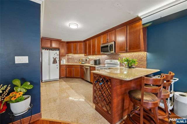 1055 River Road 302, Edgewater, NJ 07020