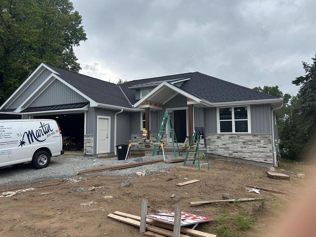 2735 HILLSDALE COURT, Green Bay, WI 54313