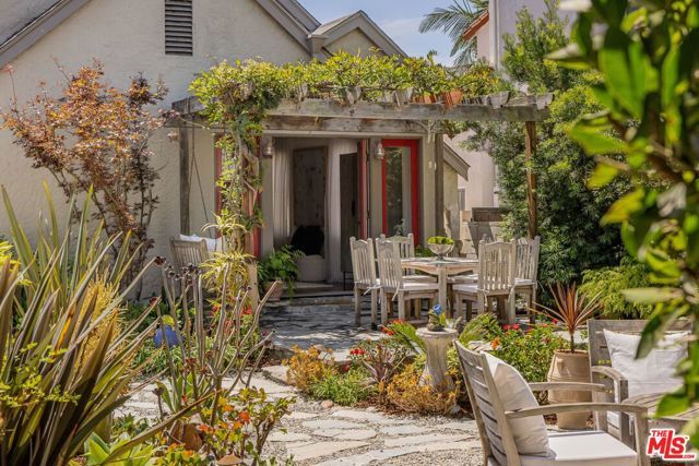10609 Esther Avenue, Los Angeles, CA 90064