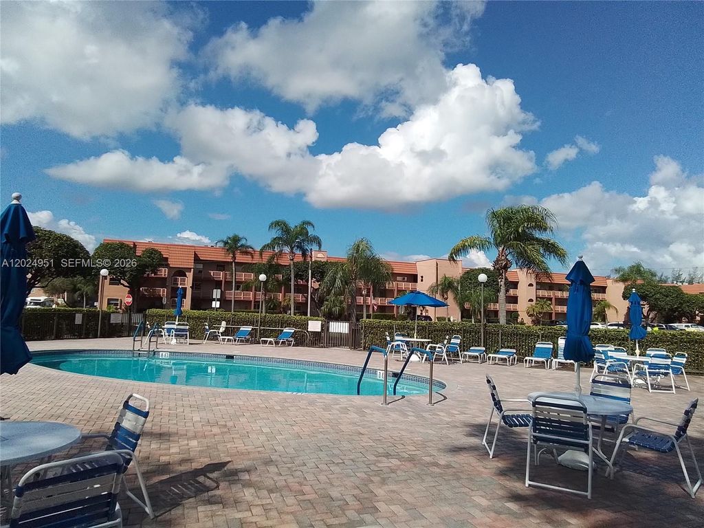 9581 Sunrise Lakes Blvd 202, Sunrise, FL 33322
