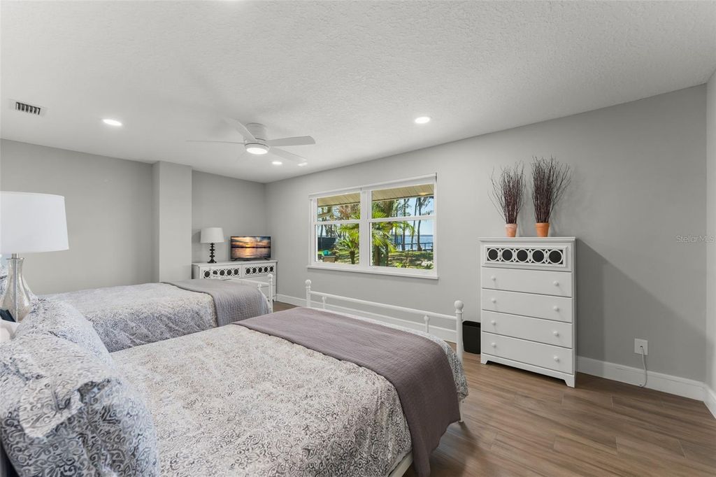 Image 28 of property listing at 10435 LAKE LOUISA ROAD, Clermont, FL 34711