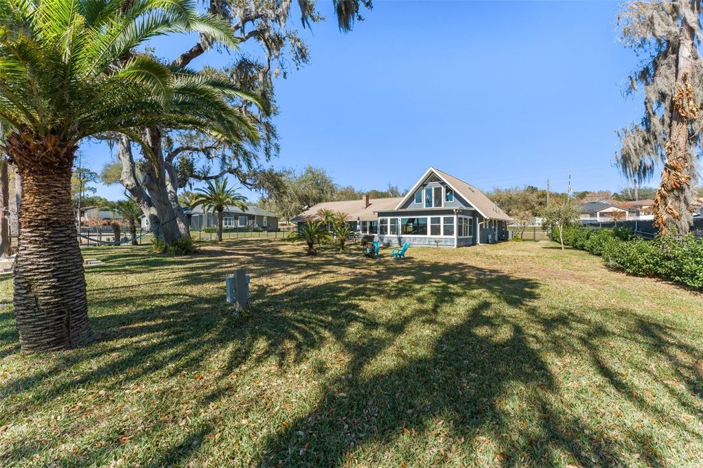 Image 7 of property listing at 10435 LAKE LOUISA ROAD, Clermont, FL 34711