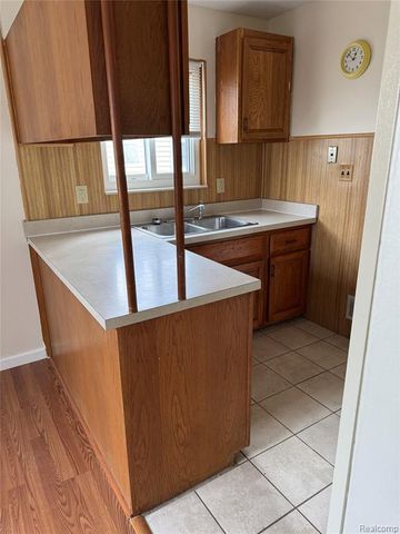 29045 Howard Avenue, Madison Heights, MI 48071