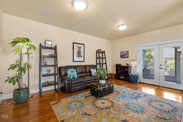 523 Meadowbrook Drive, Central Point, OR 97502