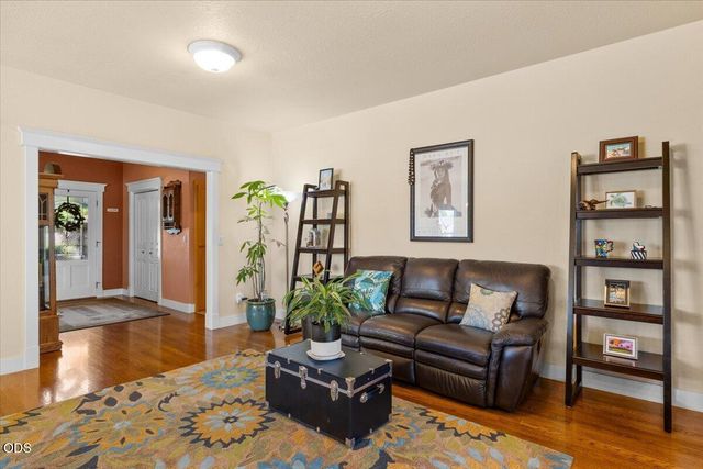 523 Meadowbrook Drive, Central Point, OR 97502