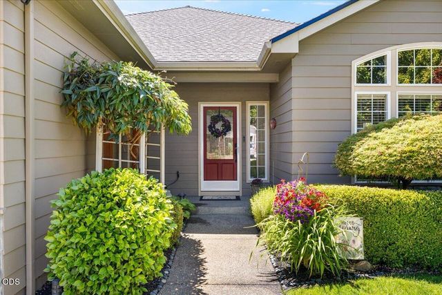 523 Meadowbrook Drive, Central Point, OR 97502