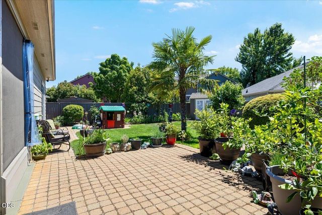 523 Meadowbrook Drive, Central Point, OR 97502