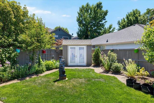 523 Meadowbrook Drive, Central Point, OR 97502