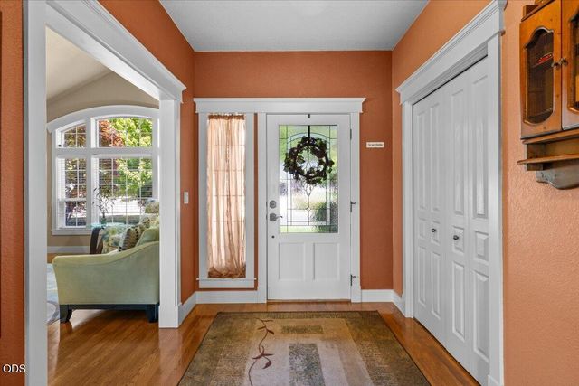 523 Meadowbrook Drive, Central Point, OR 97502