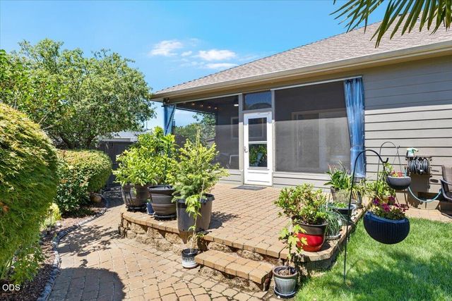 523 Meadowbrook Drive, Central Point, OR 97502