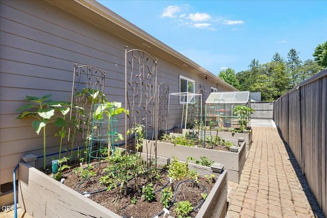 523 Meadowbrook Drive, Central Point, OR 97502