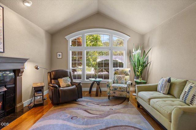 523 Meadowbrook Drive, Central Point, OR 97502