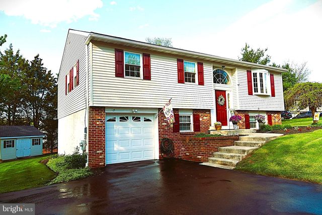 10 RED CLOUD CIR, Royersford, PA 19468