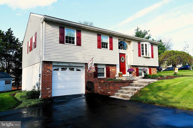 10 RED CLOUD CIR, Royersford, PA 19468