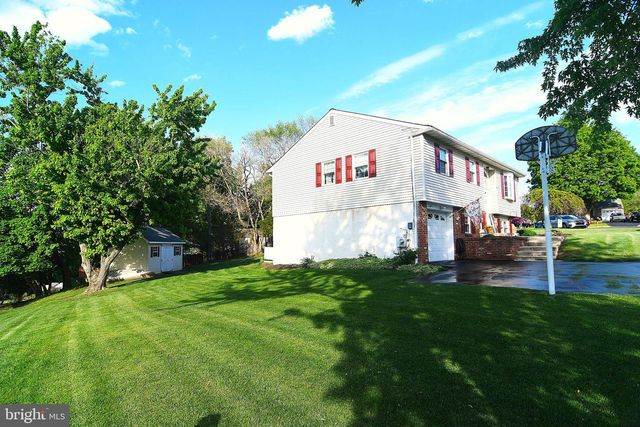 10 RED CLOUD CIR, Royersford, PA 19468