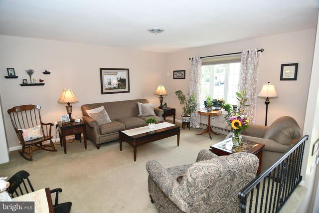 10 RED CLOUD CIR, Royersford, PA 19468