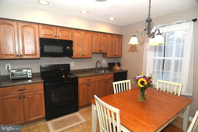 10 RED CLOUD CIR, Royersford, PA 19468