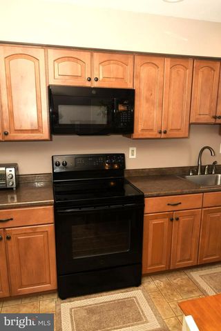 10 RED CLOUD CIR, Royersford, PA 19468