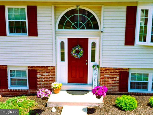 10 RED CLOUD CIR, Royersford, PA 19468