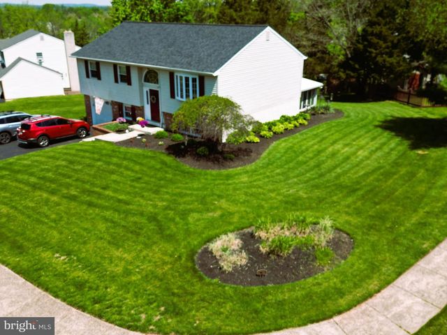 10 RED CLOUD CIR, Royersford, PA 19468