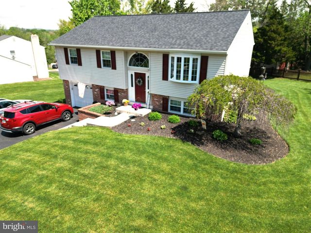 10 RED CLOUD CIR, Royersford, PA 19468