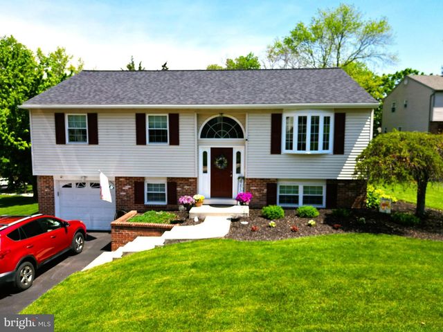 10 RED CLOUD CIR, Royersford, PA 19468