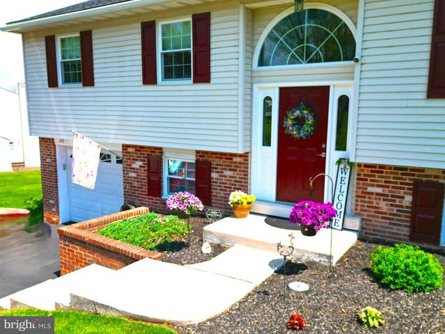 10 RED CLOUD CIR, Royersford, PA 19468