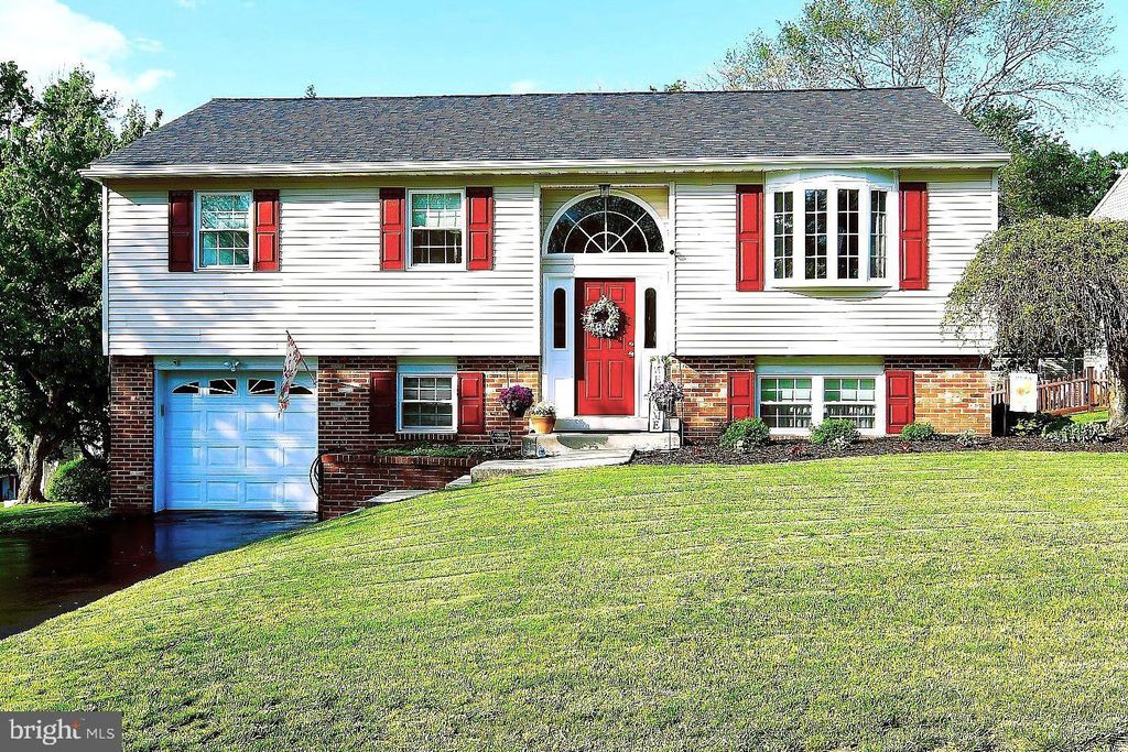 10 RED CLOUD CIR, Royersford, PA 19468