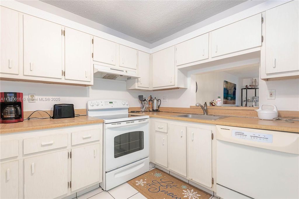 2800 Somerset Dr 115J, Lauderdale Lakes, FL 33311