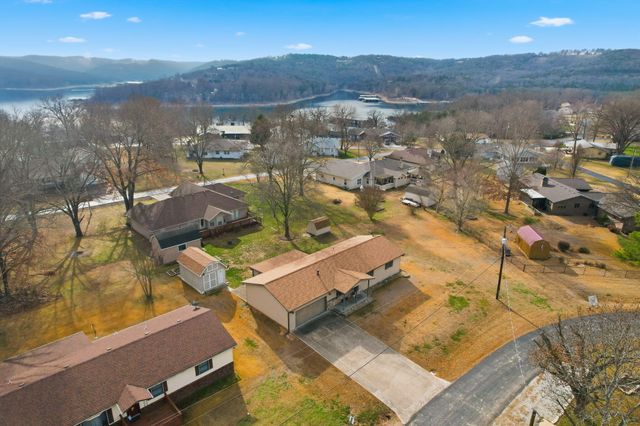 242 S Lakeshore Drive, Blue Eye, MO 65611