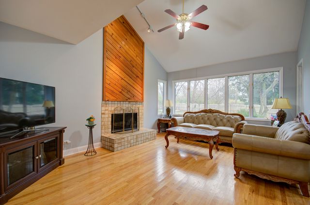1104 Samstag Court, Naperville, IL 60563