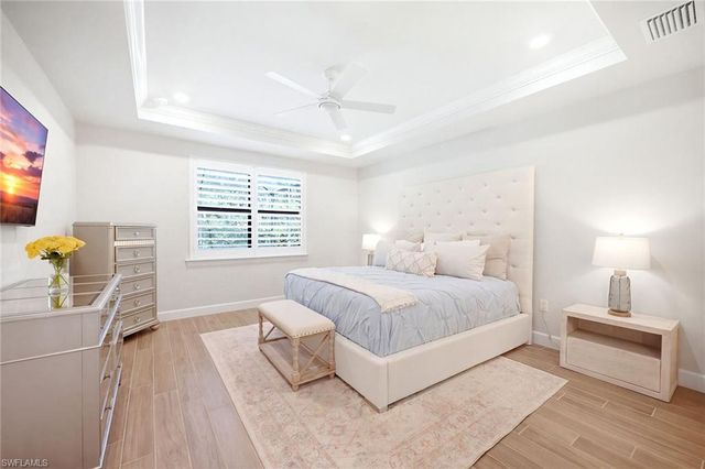 6825 Greenbriar CT, Naples, FL 34114