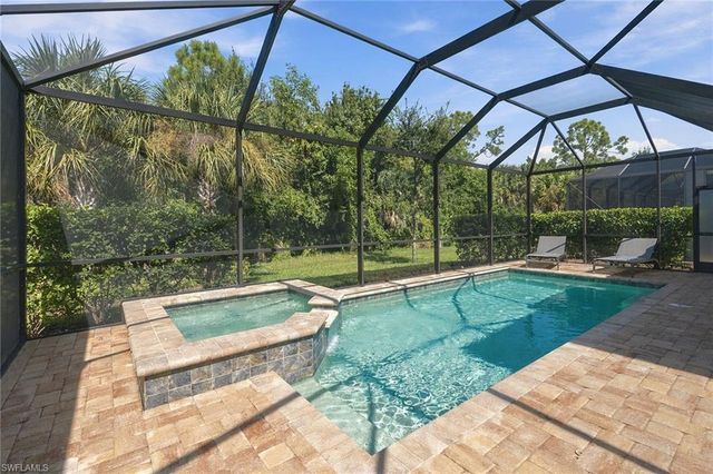6825 Greenbriar CT, Naples, FL 34114