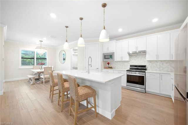 6825 Greenbriar CT, Naples, FL 34114