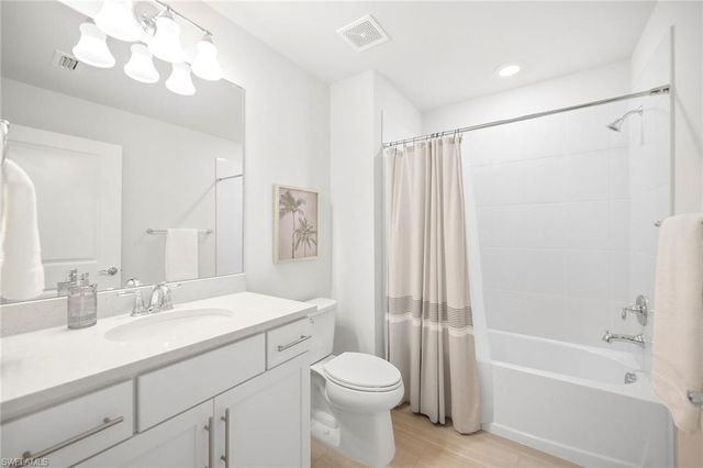 6825 Greenbriar CT, Naples, FL 34114