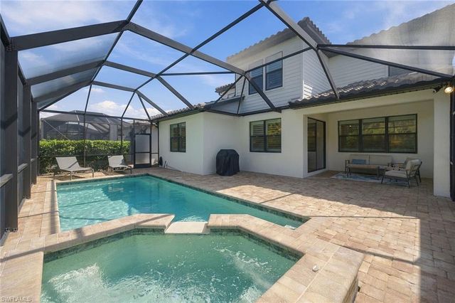 6825 Greenbriar CT, Naples, FL 34114