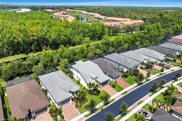 6825 Greenbriar CT, Naples, FL 34114