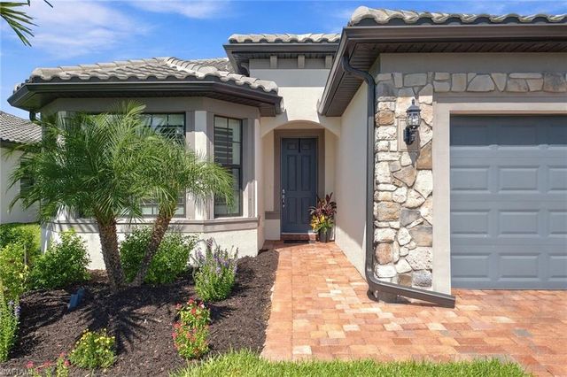 6825 Greenbriar CT, Naples, FL 34114