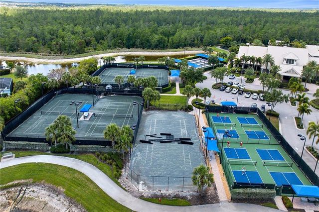 6825 Greenbriar CT, Naples, FL 34114