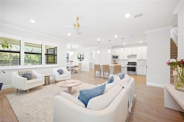 6825 Greenbriar CT, Naples, FL 34114