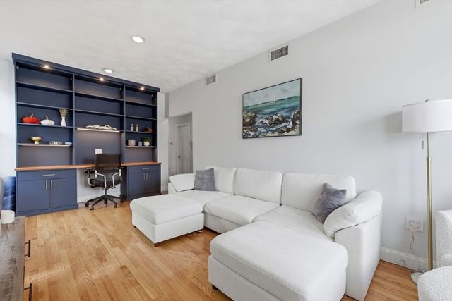 587 E 4th St 3, Boston, MA 02127