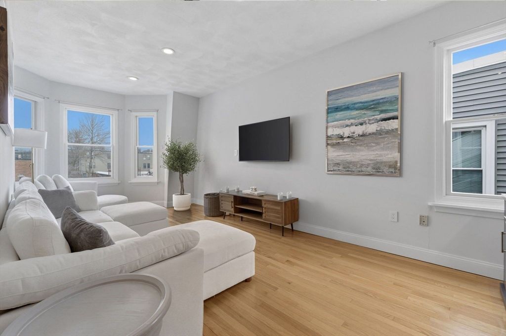 587 E 4th St 3, Boston, MA 02127