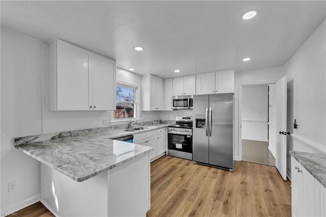 524 Summit Ridge DR, Chesapeake, VA 23322